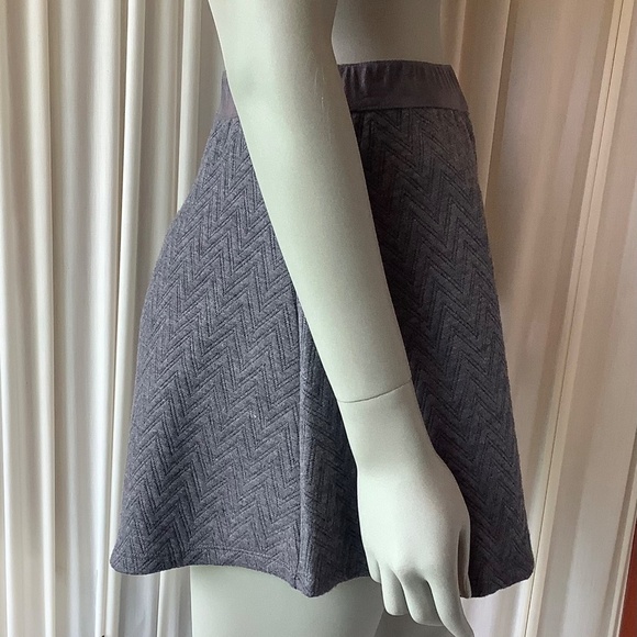 Candie’s Gray Zig-Zag Mini Skirt Pull On with Faux Suede Waist Band Small - Picture 3 of 9
